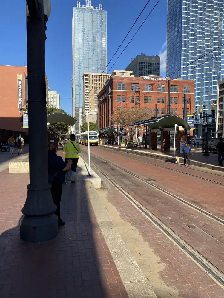 A mix of old 🧱 and new 🏢

Submission to
@PhotographersCorner  #urbanphotography contest