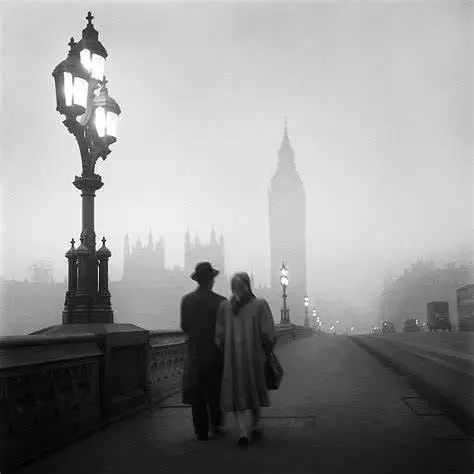 🇬🇧 A couple crossing a bridge over the Thames in foggy London, 1949