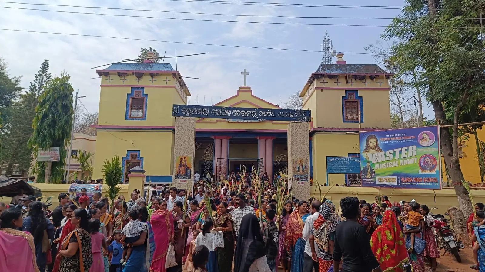 People of our church celebrated Palm Sunday last day...
Hope it will wish you a Happy palm Sunday...!!
👍🏽👍🏽👍🏽👍🏽👍🏽
@Arnoud @NFTLegacy @PhotographersCorner 
#photography 