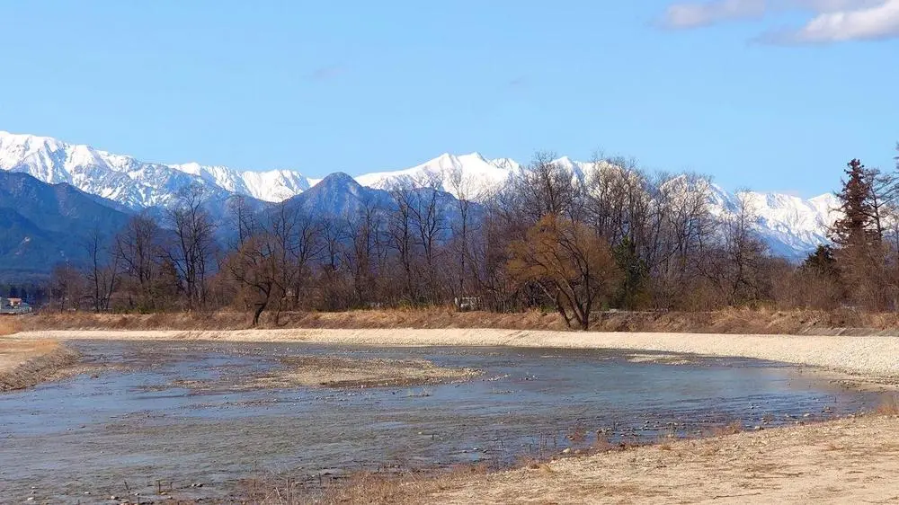 Mountains and rivers in early spring
Azumino City, Nagano Prefecture, Japan

Although the days are still cold, the scenery is starting to look more like spring. I hope it gets warm soon.