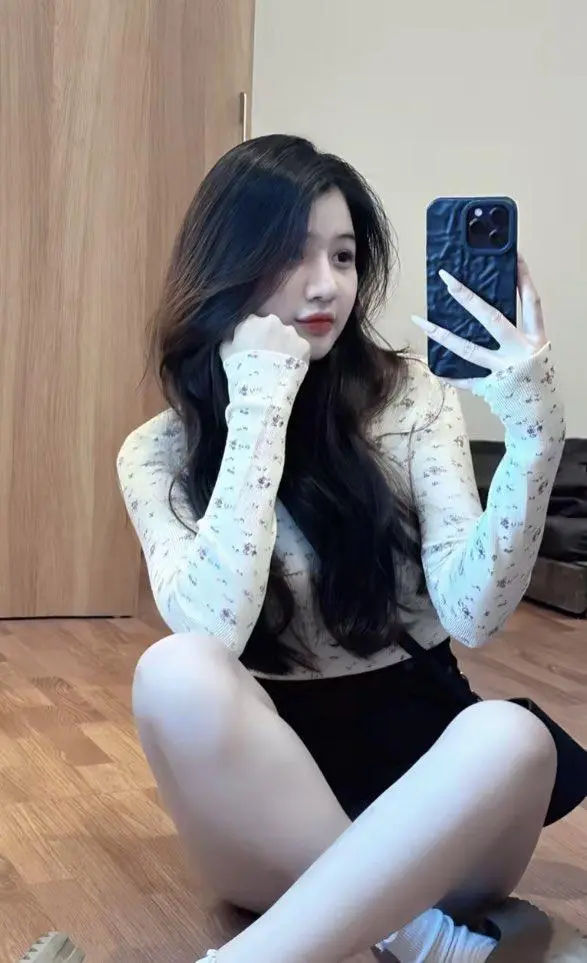 Chúc em mỗi ngày đều cười thật tươi, dẫu cho hôm ấy có gặp ai, chuyện buồn gì, những việc không viên mãn đi chăng nữa, xin em hãy nhớ… mọi việc đều sẽ vượt qua được - Nếu em tin chính em.

Chúc em cả nữa đời về sau, sống một cuộc đời thật kêu hãnh.

Chúc mọi người ngày mới tràn đầy năng lượng tích cực 🌞🌞🌞