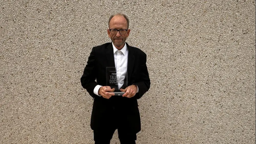 Very proud of my husband. Best teacher of the year at University Miguel Hernandez. 