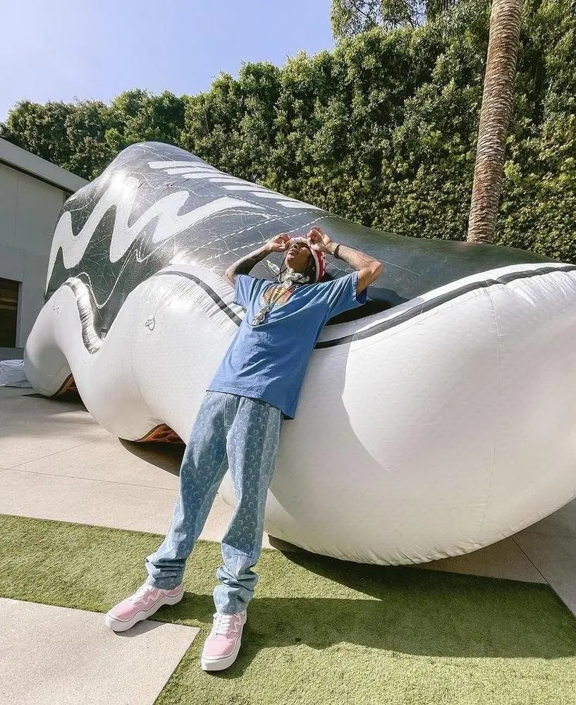 1 week away 〰 wavy babies 〰

download the @mschfsneakers app to get them first April 18 ‼️🍄 

tag a friend who wants them…