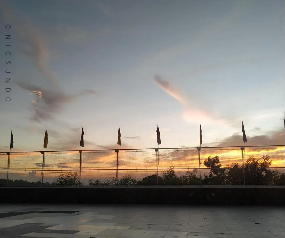 You are the sky. Everything else - it's just the weather

- Pema Chödrön

@PhotographersCorner
Posted via @cloutfeed