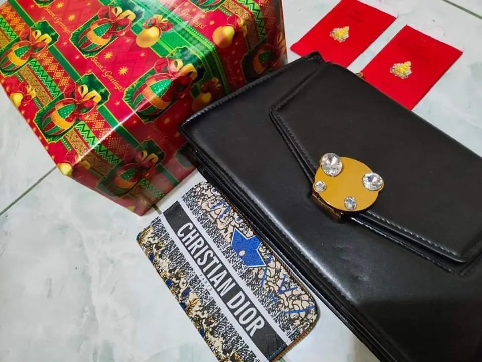 These are the gifts I have received this Christmas, a wallet, a mini bag, a set of plates and cash, merry Christmas to all, 
Let's go 🚀🚀🚀 merry Christmas @Luiseddie❤️❤️ 