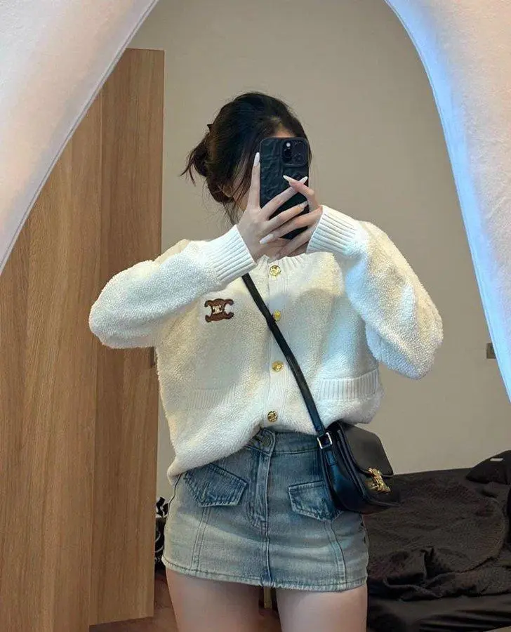 Đời người vốn là hành trình gian truân, khổ ải, số phận con người muôn vàn khác biệt

Có người may mắn có người bất hạnh.

Có người khi vừa đối diện với núi cao hiểm trở thì liền dừng chân đứng lại, có người lại vượt qua gai góc bụi bẩn ven đường và trở thành một con người khác.

Có bao giờ bạn tự hỏi, con đường phía trước còn xa không?