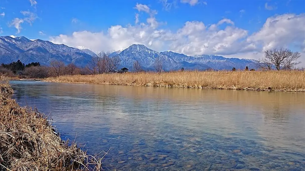 Mountains and a river
Azumino City, Nagano Prefecture, Japan

This is an early spring landscape. In the area where I live, even though this season is spring, it is still cold. Yesterday, I went on a business trip to Nagoya City, and I was surprised to find that it was already quite warm there.