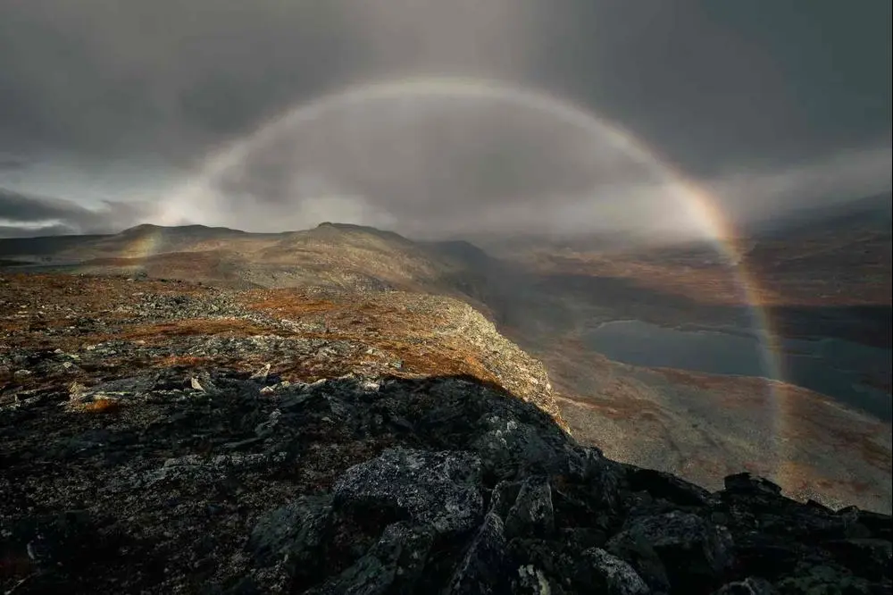 📸Jetro Luhtaa's "Gateway to the Fell," taken while camping in Finnish Lapland 🇫🇮 was chosen as the Nature Photo of the Year🌐🌱