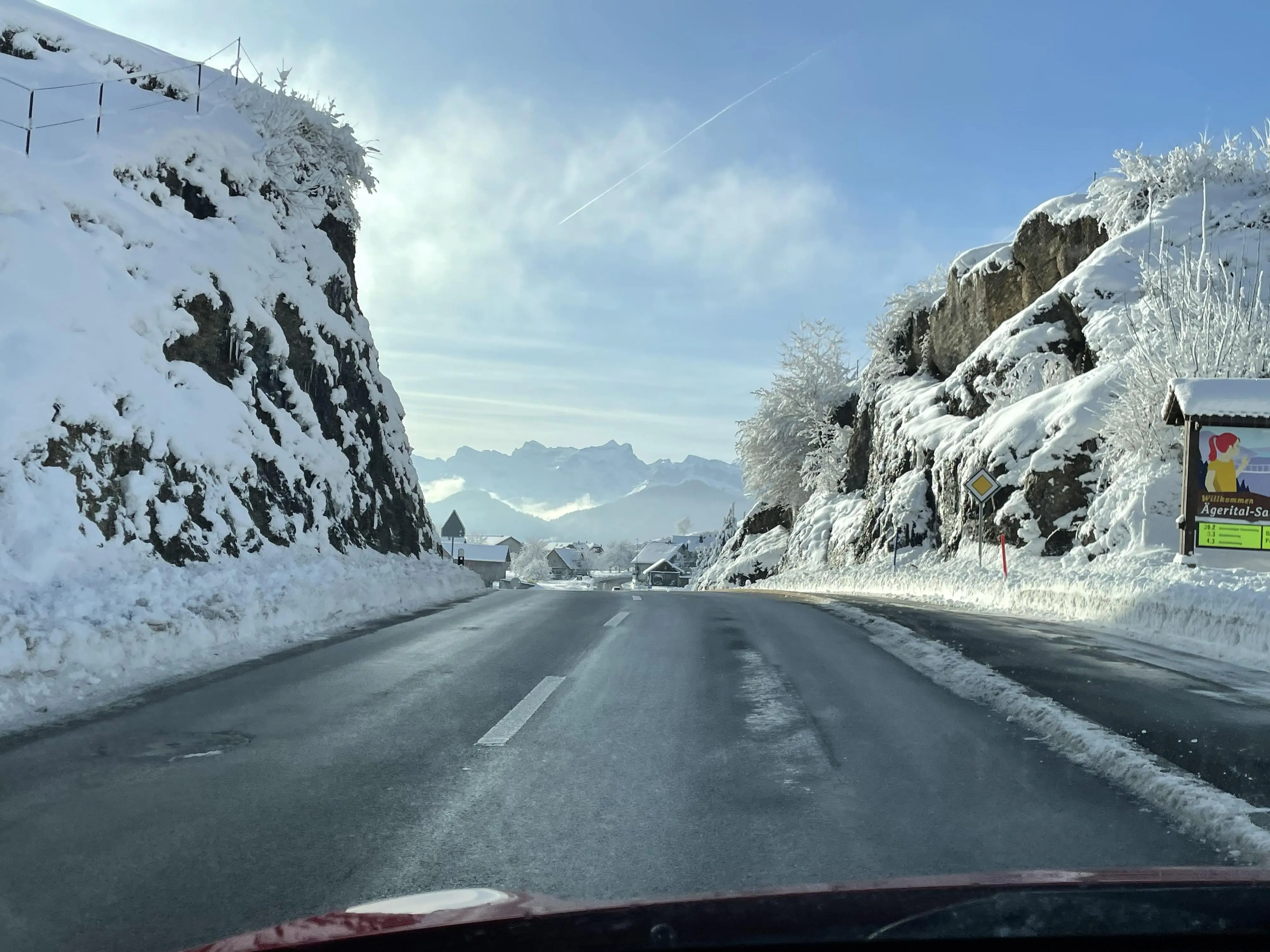 Road photo!
I like this spot, when you drive up the end of a valley, pass through that rock gap and suddenly see the mountain panorama before you.
It‘s an awesome sight in both summer and winter.
The google driver didn‘t have such nice weather though!
https://www.google.ch/maps/@47.0866772,8.6302878,3a,75y,198.48h,87.19t/data=!3m7!1e1!3m5!1sXlqaxcnKKWZyy88j9x_S6w!2e0!6shttps:%2F%2Fstreetviewpixels-pa.googleapis.com%2Fv1%2Fthumbnail%3Fcb_client%3Dmaps_sv.tactile%26w%3D900%26h%3D600%26pitch%3D2.80...