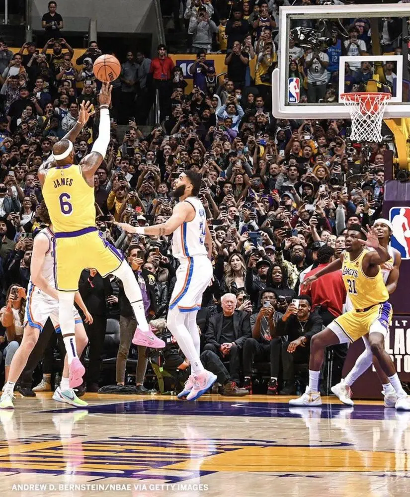 This photo looks like a Black Mirror episode

Everyone in the arena watched the shot thru phone screen 😭