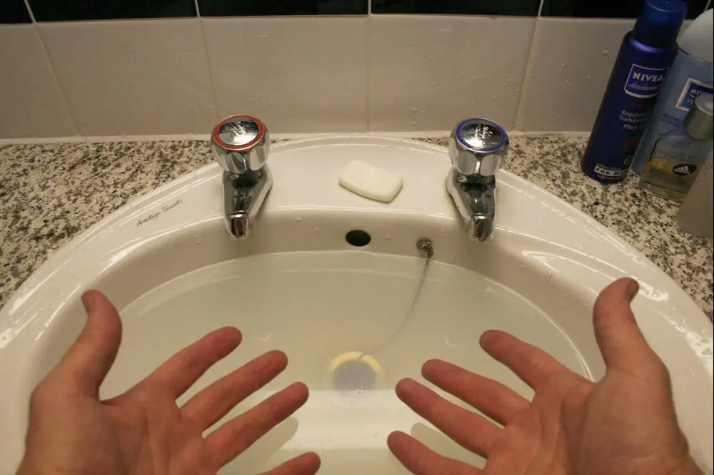 #london #greatbritain #sink #firsttime #twotaps #hands #color #photo #nuakin @_travel @_photography
